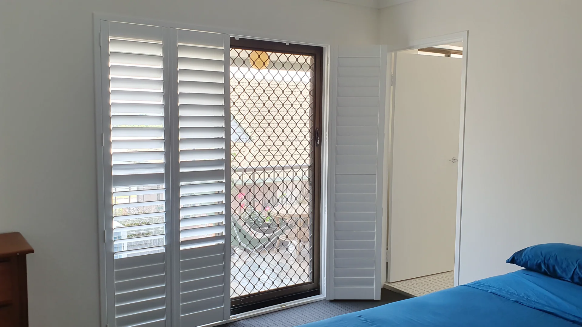 batwing-hinged-bifold-shutters-four-panels-brisbane-1 — Shutter Batwing Hinged bidold — bedroom — shutters